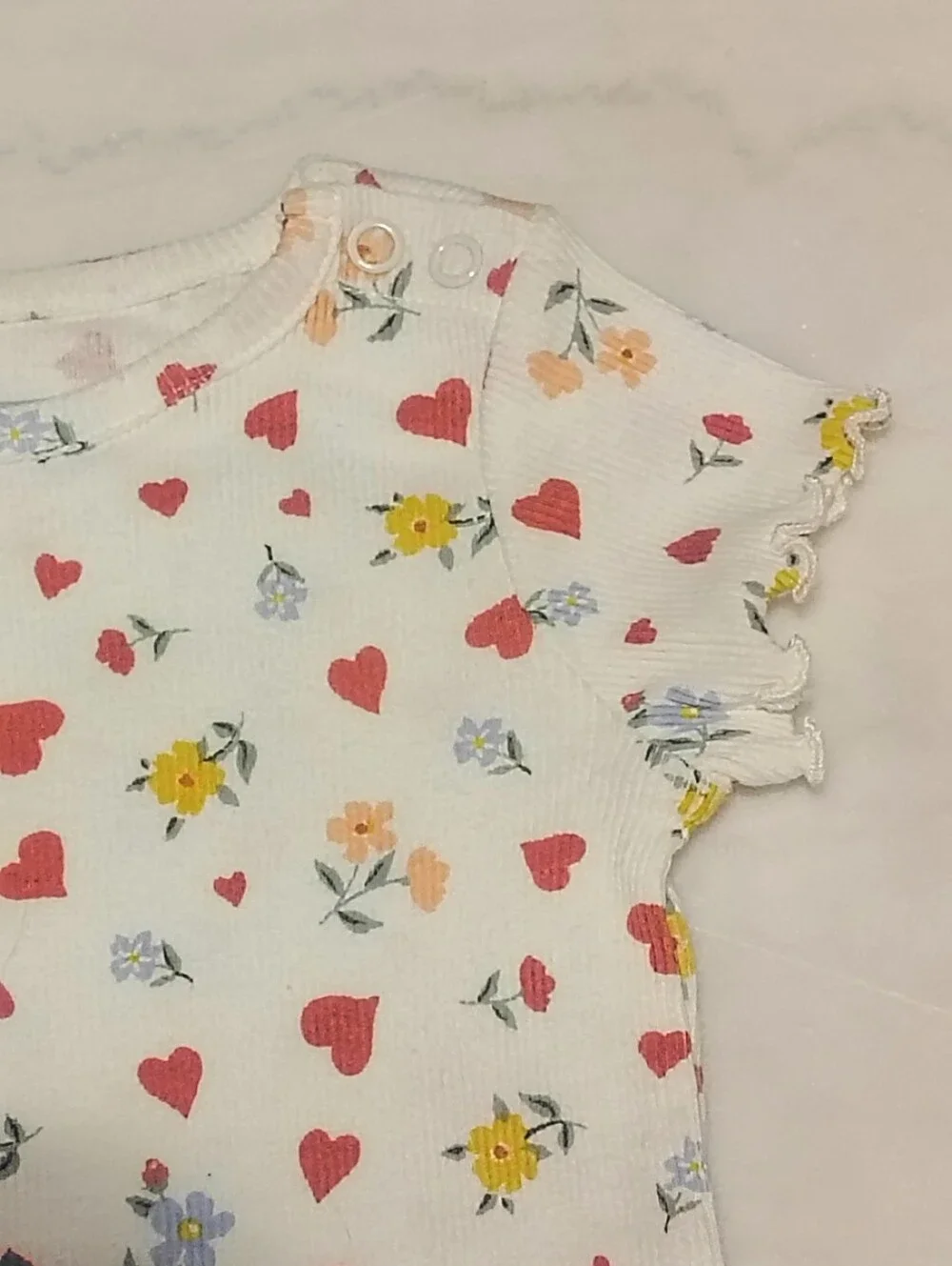 Garanimals White Dainty Ruffled Onesie With Red Hearts Size 6 To 9 Months